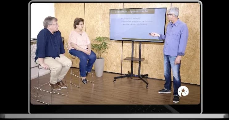 Os três professores gravando uma aula da Formação em um estúdio