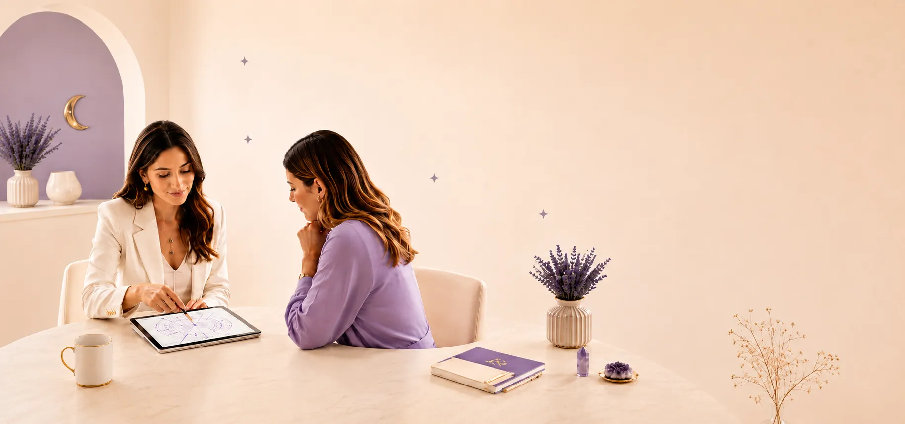 Astróloga apresentando um mapa astral em um tablet para uma aluna, em uma sala clara com lavanda, caderno e ametista sobre a mesa.